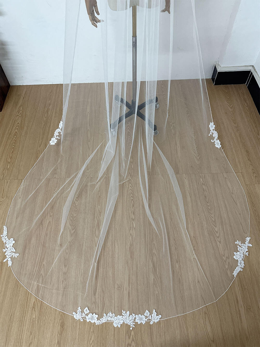 White one layer hair comb with French lace scattered along the edges Exquisite bridal proposal registration veil 180(W)*240(L)CM