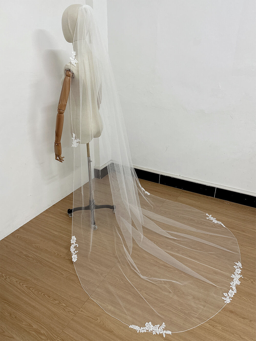 White one layer hair comb with French lace scattered along the edges Exquisite bridal proposal registration veil 180(W)*240(L)CM